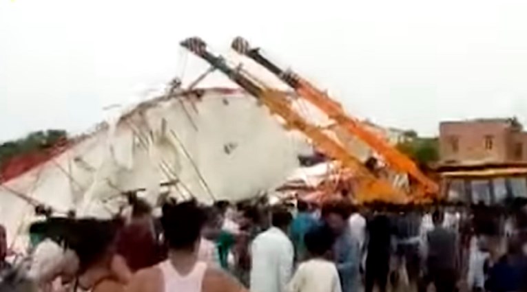 Četrnaestero mrtvih u rušenju šatora na religijskoj svečanosti u Indiji